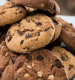 Αφράτα σοκολατένια μπισκότα με ξηρούς καρπούς και σταφίδες